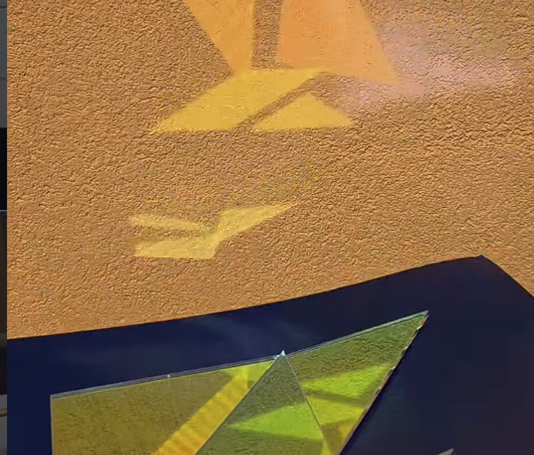 Tangram i skimrande akryl – Kreativ utforskning med ljus och former